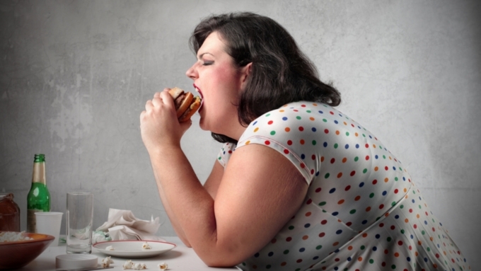 Причиной набора веса становится отсутствие "культуры неспешной еды" / Фото: goodfon.ru