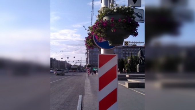 Перекрытые знаки рядом с Оперным театром / Фото: Сергей Воронов / news.ngs.ru