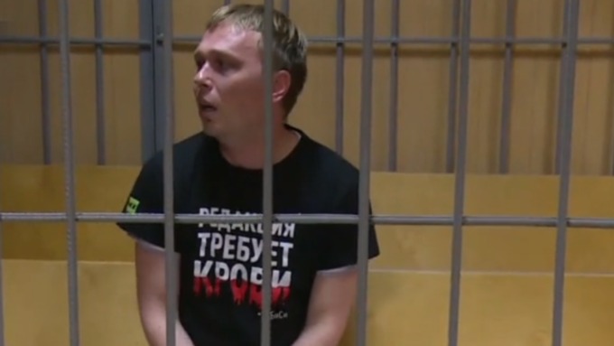 Во время расследования журналист будет находиться под домашним арестом / Фото: скриншот с видео из зала суда