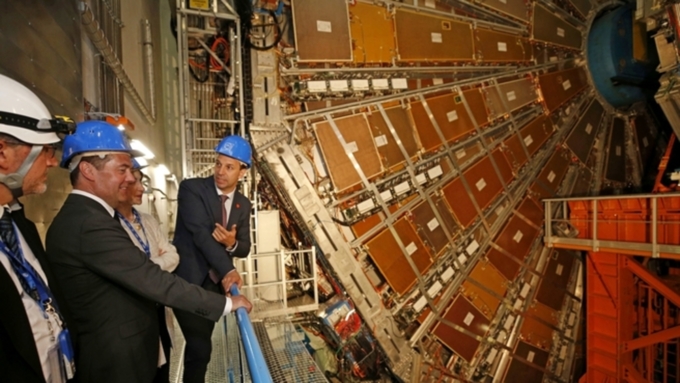 Дмитрий Медведев побывал внутри Большого адронного коллайдера и осмотрел детектор эксперимента ATLAS / Фото: government.ru