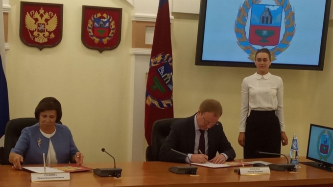 Ирина Роднина и Виктор Томенко подписывают соглашение о развитии детского спорта