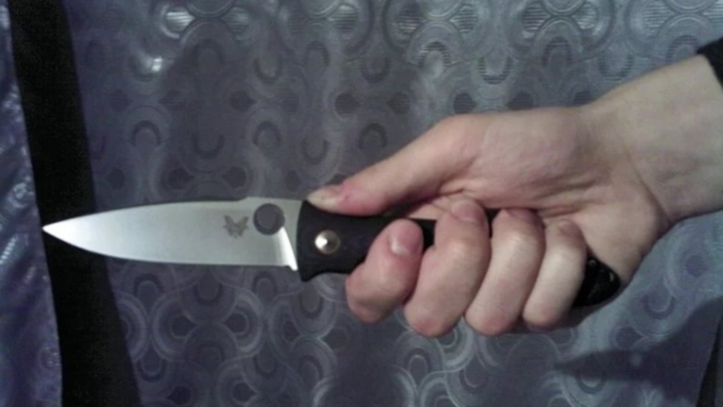 нож воткнул на гитаре