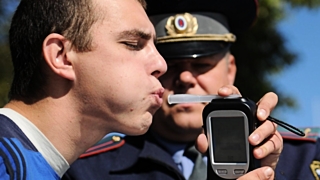 Сначала правоохранитель может попросить дунуть в прибор / Фото: vop.ru