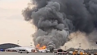 После приземления загорелась хвостовая часть авиалайнера / Фото: скриншот из видео