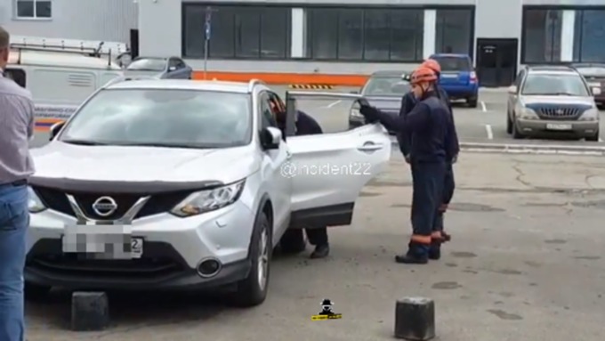 Спасатели, которые разбили стекло в автомобиле и вызволили ребенка / Фото: кадр из видео