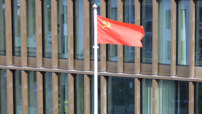 Вскоре флаг СССР сняли и над зданием вновь повесили флаг коммуны / Фото: twitter.com/Expressen