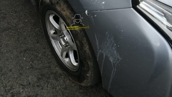 От попадания продуктов пострадали не меньше пяти автомобилей / Фото: vk.com/incident22