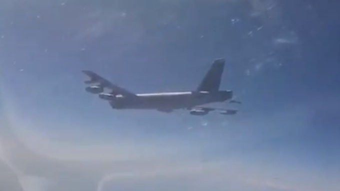 Пилоты Су-27 сопроводили американских коллег над нейтральными водами / Фото: скриншот из видео