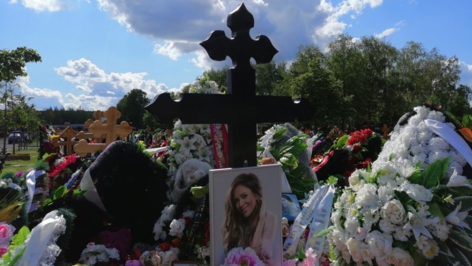 К могиле певицы на Троекуровском кладбище началось настоящее паломничество / Фото: news.scourier.ru