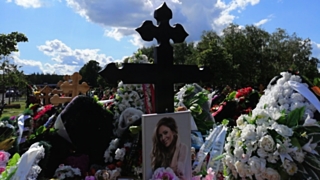 К могиле певицы на Троекуровском кладбище началось настоящее паломничество / Фото: news.scourier.ru