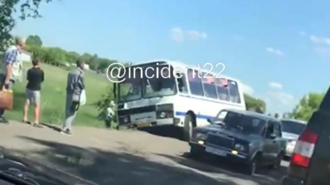 Автобус ПАЗ маршрута №149 совершил съезд в кювет / Фото: скриншот из видео
