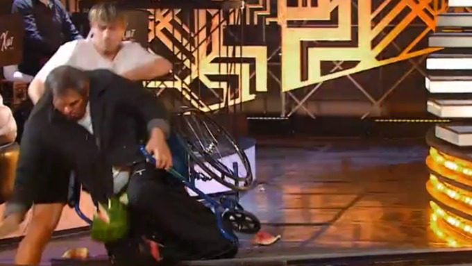Мужчина выпал из инвалидного кресла / Фото: скриншот из видео