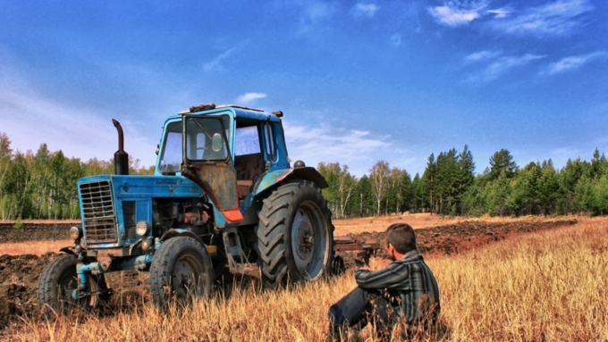 Самые высокие зарплаты трактористам предлагают в Иркутской и Красноярской областях / Фото: shebekino31.ru