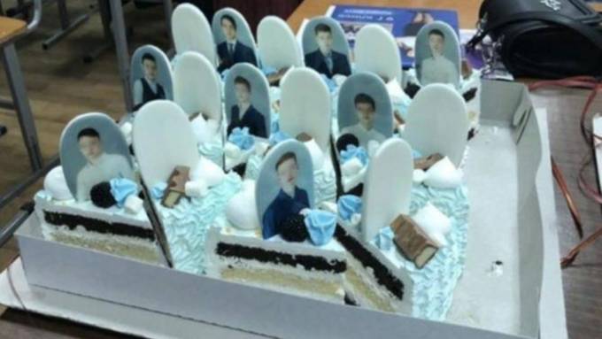 На торте многие пользователи соцсети увидели "надгробия" / Фото: ngs24.ru