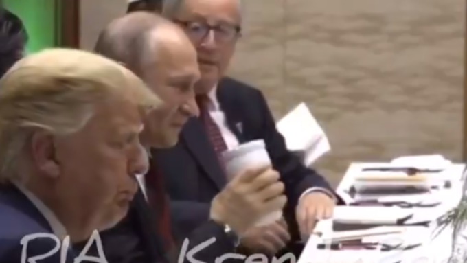 Путин часто использует специальную кружку, сохраняющую тепло / Фото: кадр из видео