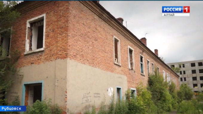 В этом году ровно 10 лет, как дом № 13 в Рубцовске признан аварийным / Фото: кадр из видео