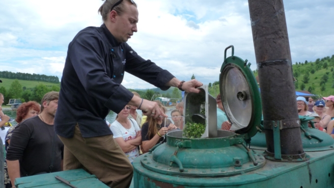 Василий Емельяненко варит диско-суп / Фото: Ася Хлыновская / из архива amic.ru