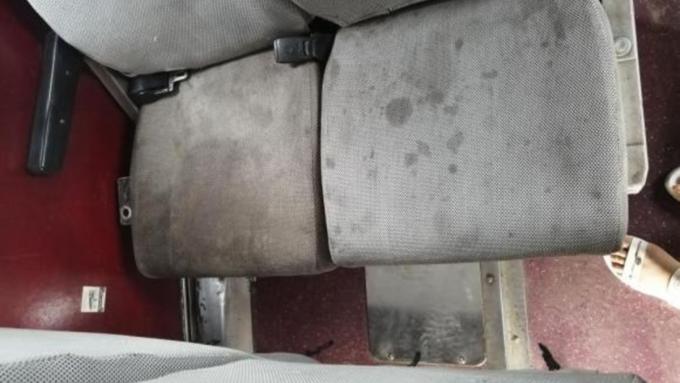 Пассажира возмутили очень грязные чехлы внутри салона / Фото: vk.com/barneos22