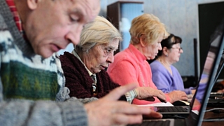 Треть опрошенных заявили, что на пенсии готовы продолжить работу по профессии / Фото: tass.ru