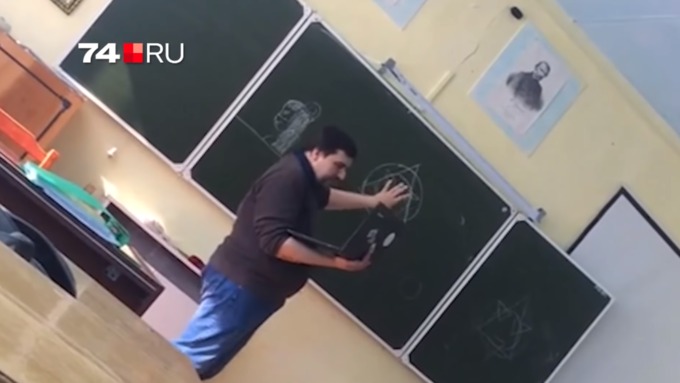 Ранее в Сети появилось видео под названием "Учитель вызывает Сатану" / Фото: кадр из видео