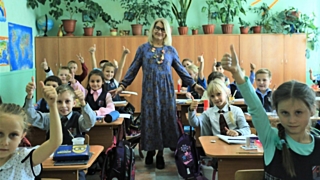 Учитель и ученики школы в поселке Южный / Фото: Екатерина Смолихина / Amic.ru