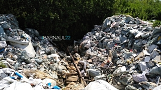 Свалку строительного мусора нашли в Барнауле в русле Оби / Фото: vk.com/barneos22
