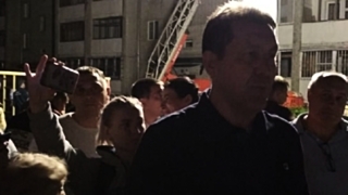Сергей Дугин на месте происшествия в окружении жильцов / Фото: пресс-служба мэрии Барнаула