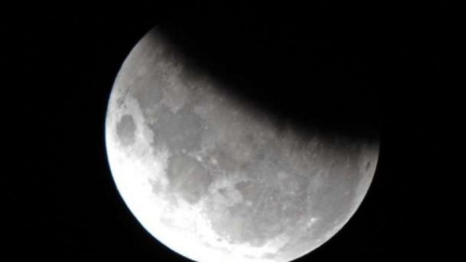 Во вторник в России можно будет наблюдать частное лунное затмение / Фото: assets.metrolatam.com