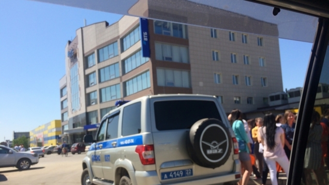 В понедельник днем, 15 июля, здание банка ВТБ оцепила полиция / Фото: vk.com/barneos22
