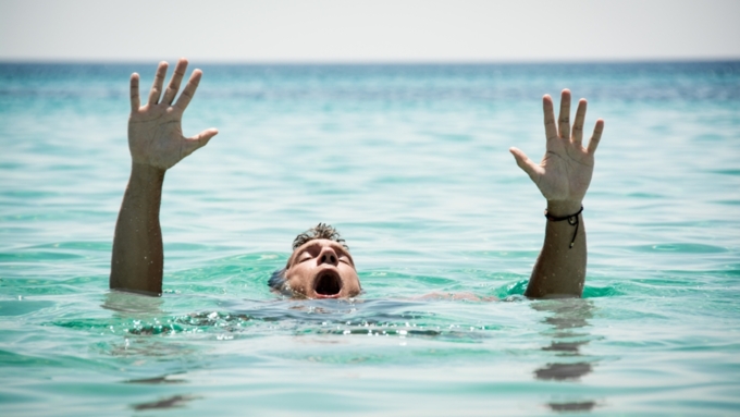 Мужчина отплыл на 80 метров от берега и резко исчез под водой / Фото: zdorovieinfo.ru
