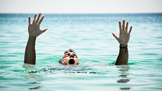 Мужчина отплыл на 80 метров от берега и резко исчез под водой / Фото: zdorovieinfo.ru