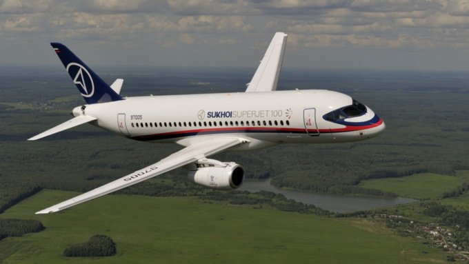 В SSJ-100 с треснувшим стеклом летели 69 пассажиров и семь членов экипажа / Фото: amp.hyser.com.ua