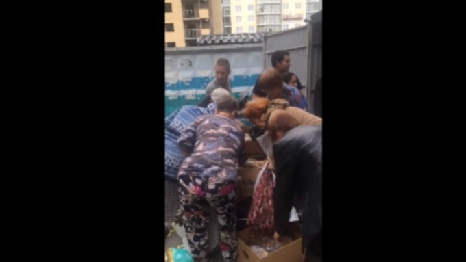 Замок контейнера с мусором у супермаркета в Новосибирске был вскрыт неизвестными / Фото: кадр из видео