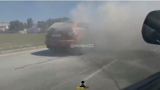 Автомобиль Mazda CX загорелся в Барнауле / Фото: кадр из видео
