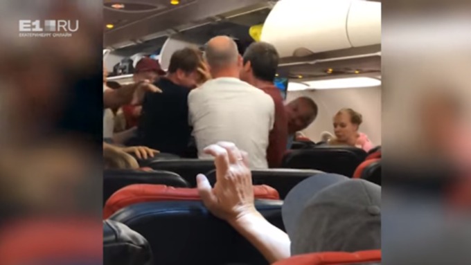 Большинство пассажиров предпочли не вмешиваться / Фото: кадр из видео