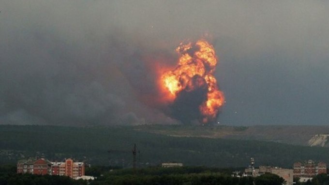 По последним данным, детонация снарядов на складе прекратилась / Фото: @achinsk_city