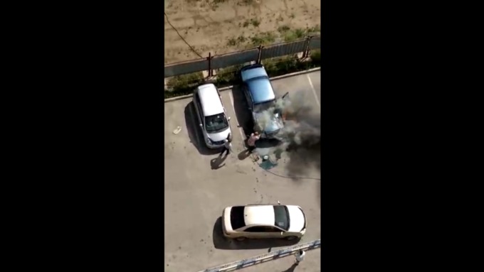Автор видео подметил, что "горят они почему-то... наши машины" / Фото: кадр из видео