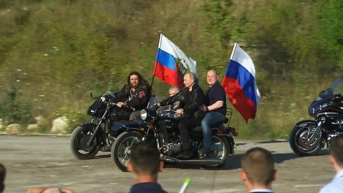 Путин в черной кожаной куртке подъехал прямо к сцене / Фото: tvc.ru