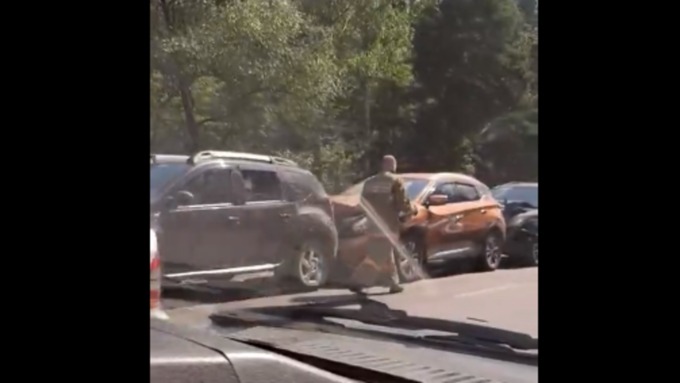 Автомобили врезались друг в друга / Фото: кадр из видео