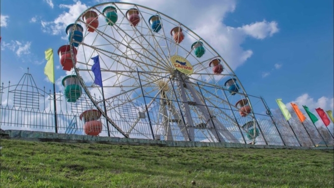 Колесо обозрения в парке "Барнаульская крепость", где собираются возвести здание / Фото: Amic.ru