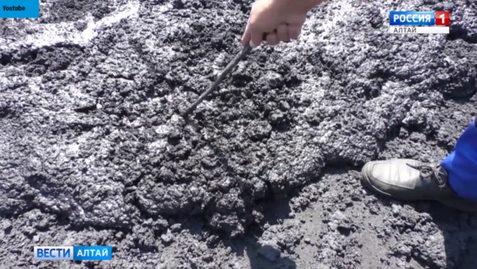 Жижа такая, что и не понять – уголь это влажный или вода, разбавленная углем / Фото: кадр из видео vesti22.tv