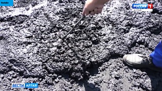 Жижа такая, что и не понять – уголь это влажный или вода, разбавленная углем / Фото: кадр из видео vesti22.tv