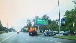 От удара полицейский автомобиль отлетел в сторону и перевернулся / Фото: кадр из видео