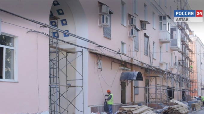 Многие дома с разрушенным фасадом расположены по красным линиям Барнаула / Фото: кадр из видео