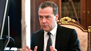 Медведев обосновал изменения в трудовом графике влиянием будущего / Фото: novostikartinaday.xyz