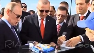 Путин покупает мороженое себе и Эрдогану / Фото: кадр из видео