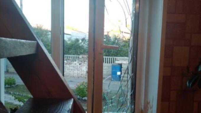 Разбитое силовиками окно / Фото: Инга Волженина / vk.com/barneos22