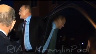Путин с подножки автомобиля пообщался с жителями Тулуна / Фото: кадр из видео