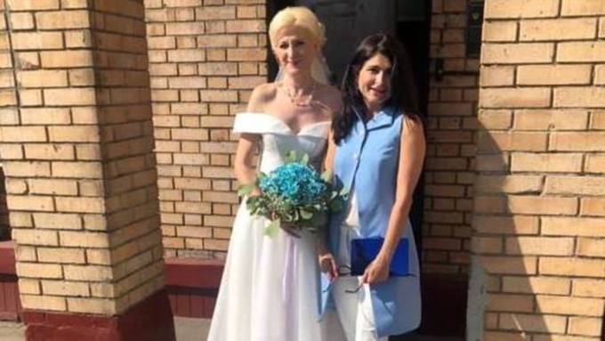 Невеста (слева) и член ОНК Ева Меркачева (справа) / Фото: facebook.com/merkacheva