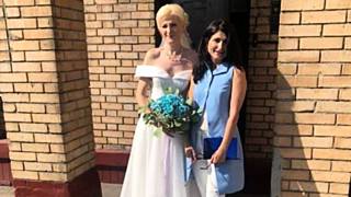 Невеста (слева) и член ОНК Ева Меркачева (справа) / Фото: facebook.com/merkacheva